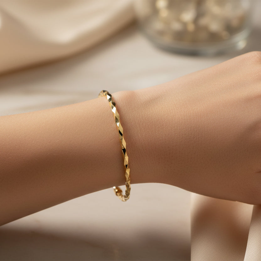 9ct Gold Hollow Patterned & Hinged Bangle