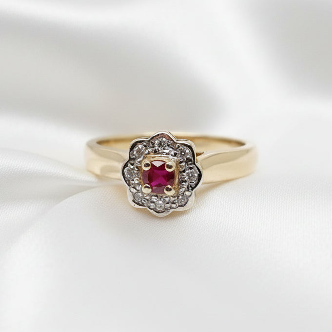 9ct Gold & Diamonds Daisy Cluster Ring with Ruby Centre - Size L