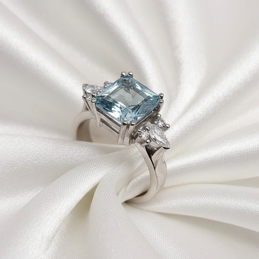 18ct White Gold Aquamarine and Diamond Ring - Size N