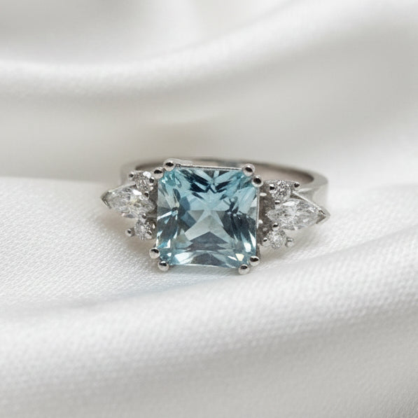 18ct White Gold Aquamarine and Diamond Ring - Size N