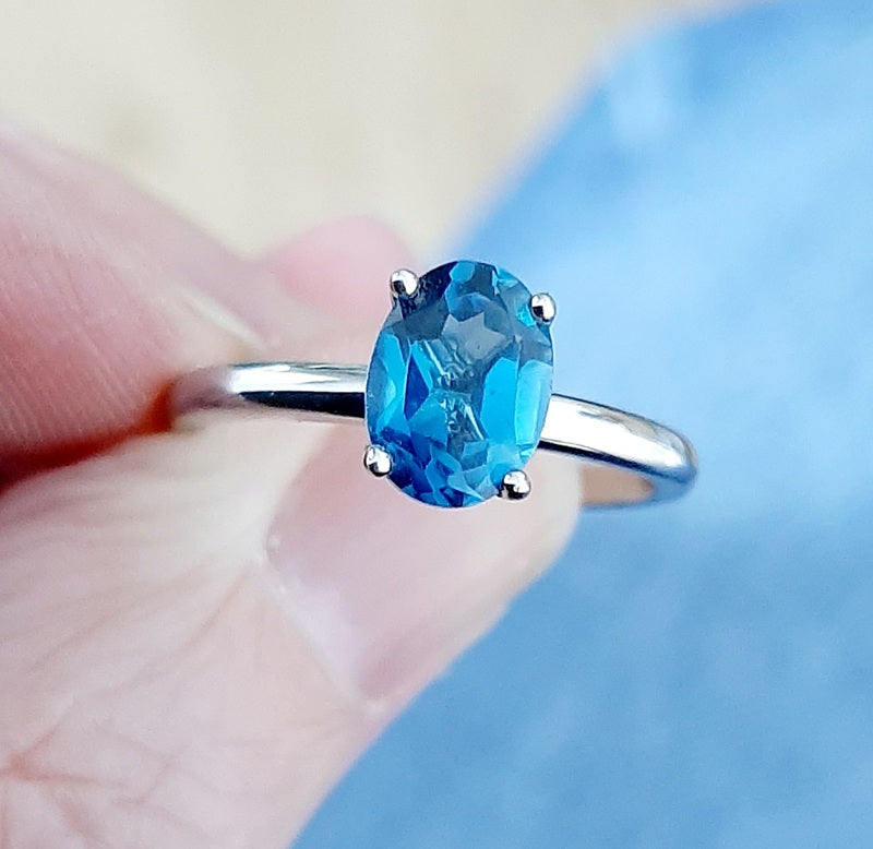 9ct White Gold Oval London Blue Topaz Ring - Size N