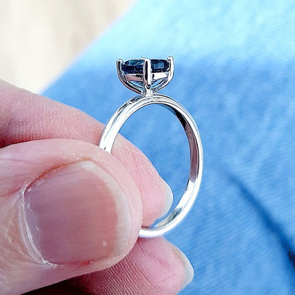 9ct White Gold Oval London Blue Topaz Ring - Size N